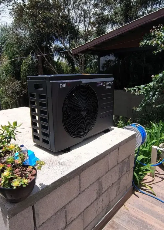 Bomba de calor Druck DRI instalada em jardim residencial em Curitiba, feita pela Astral Gás