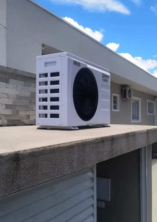Bomba de calor Druck DRI35 instalada em laje em Curitiba, feita pela Astral Gás