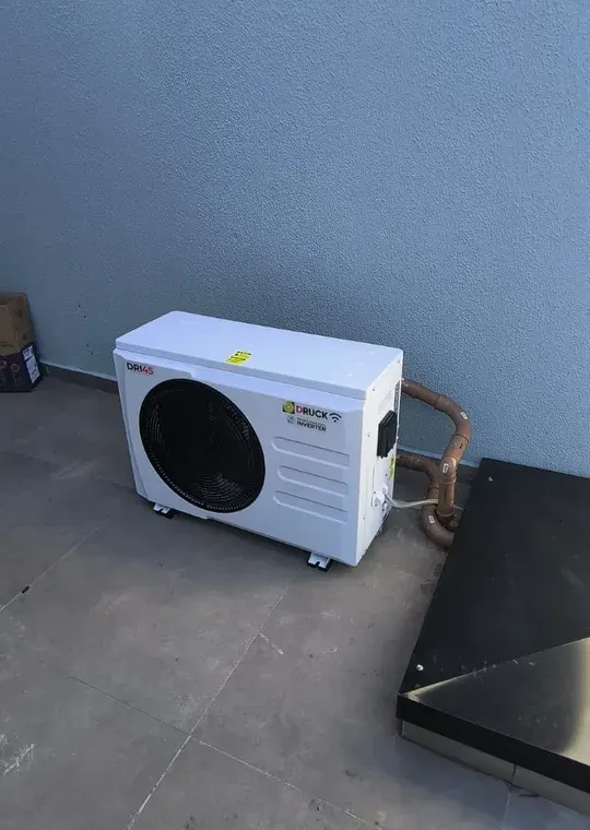 Bomba de calor Druck DRI45 Full Inverter em área externa em Curitiba, feita pela Astral Gás