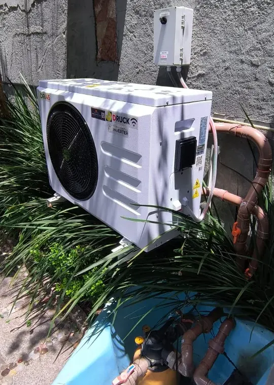 Bomba de calor Druck DRI45 integrada à casa de máquinas em Curitiba, feita pela Astral Gás