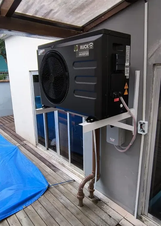 Instalação de bomba de calor Druck Full Inverter para piscina em Curitiba, feita pela Astral Gás