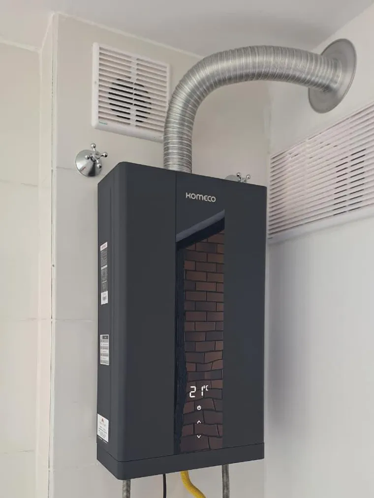 Instalação de aquecedor a gás Komeco preto com detalhe em tijolinho em Curitiba, feita pela Astral Gás