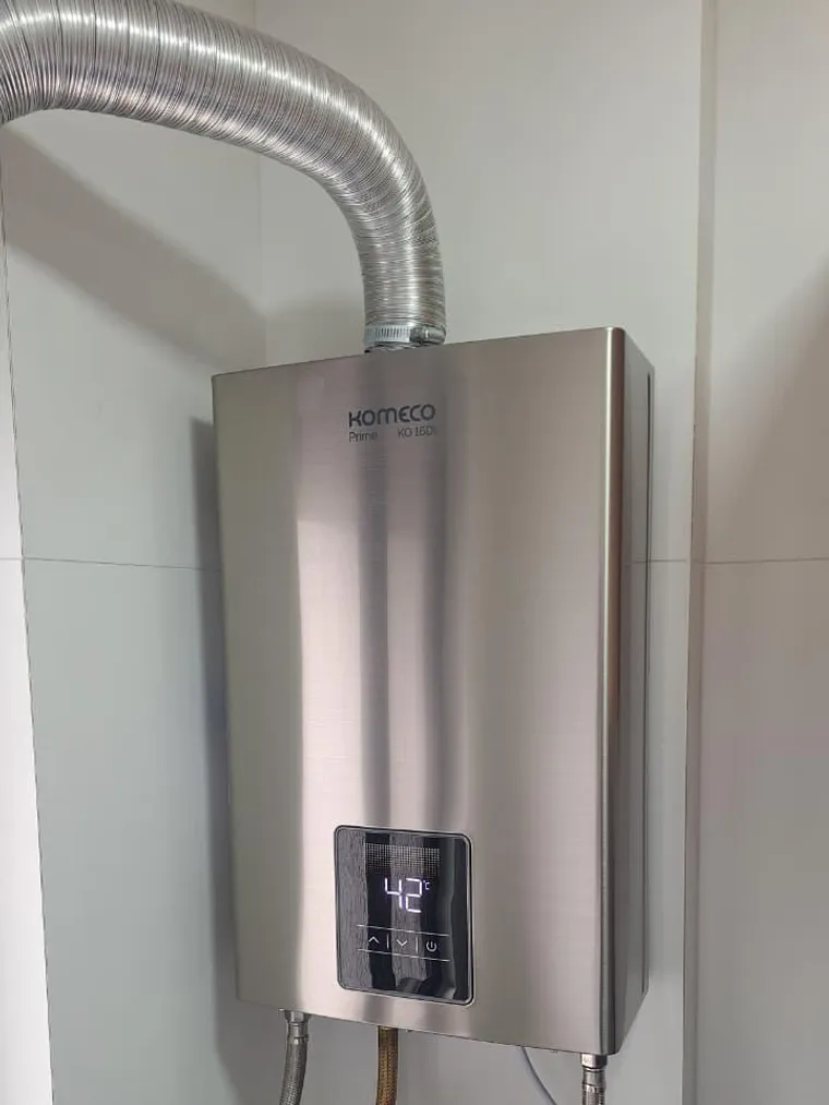 Instalação de aquecedor a gás Komeco Prime KO 15Di inox em Curitiba, feita pela Astral Gás