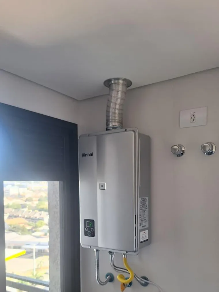 Instalação de aquecedor a gás Rinnai com exaustão pelo teto em Curitiba, feita pela Astral Gás