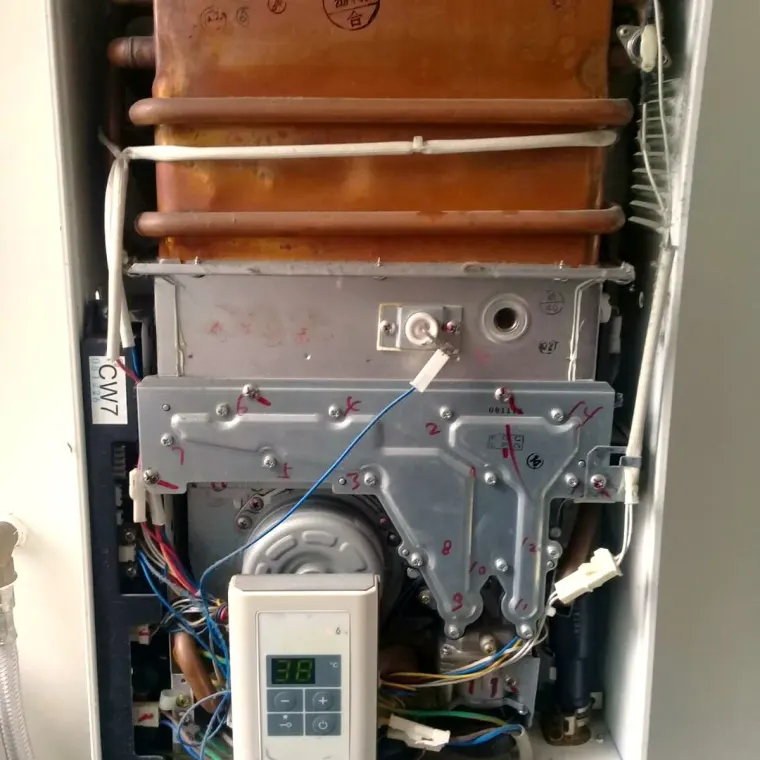 Manutenção de aquecedor a gás em Curitiba — diagnóstico no controle digital no bairro Juvevê, feita pela Astral Gás
