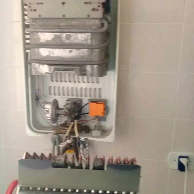 Manutenção de aquecedor a gás em Curitiba — limpeza do queimador no bairro Bigorrilho, feita pela Astral Gás