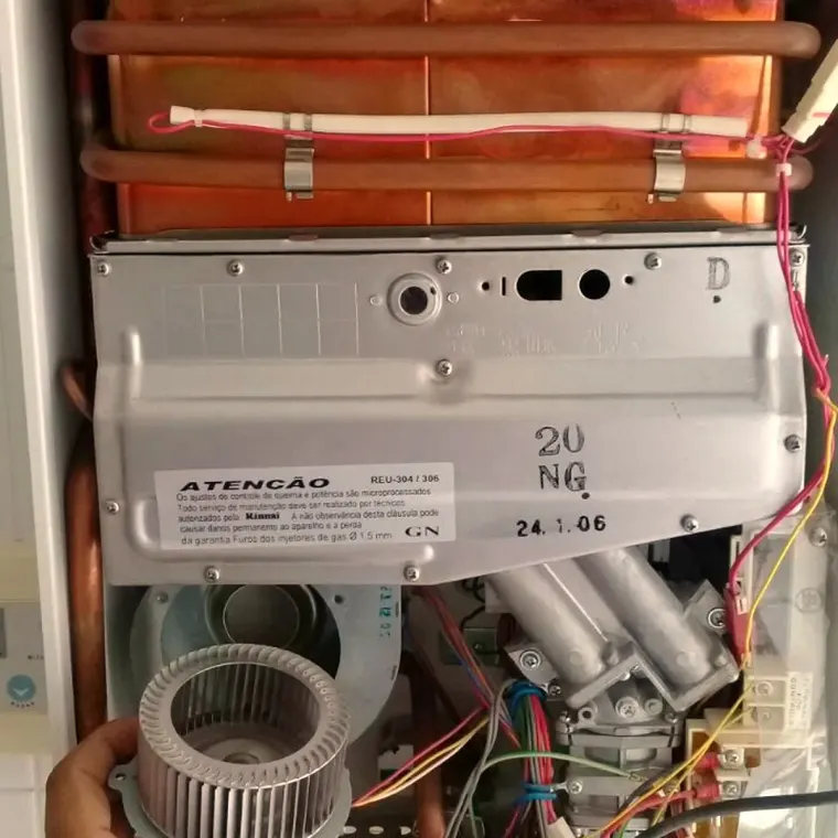Manutenção de aquecedor a gás Rinnai REU-304 em Curitiba — troca de ventilador no bairro Cabral, feita pela Astral Gás