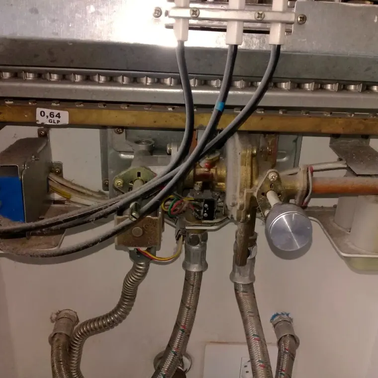 Manutenção de aquecedor a gás em Curitiba — revisão da válvula de gás no bairro Mercês, feita pela Astral Gás